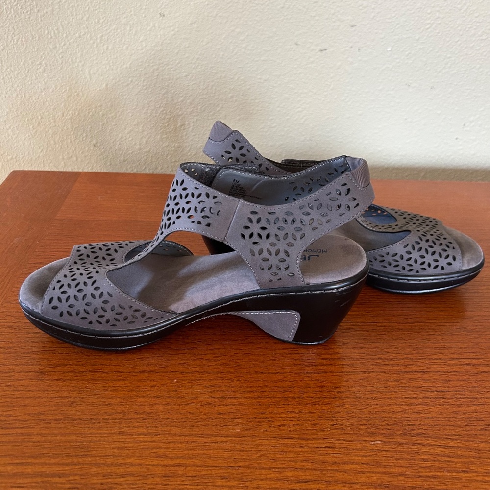 JBU Chloe Wedge Cushioned Sandals‎ Gray Vegan Leather Laser Cut Floral Size 8 - Picture 2 of 7